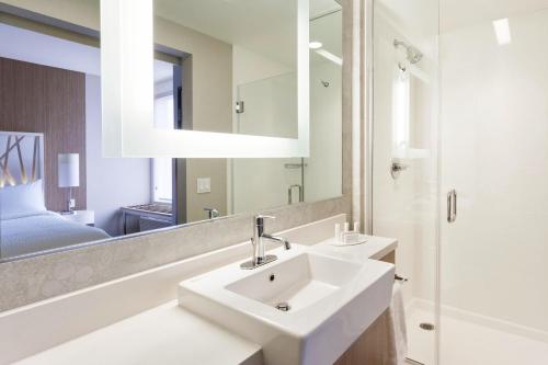 SpringHill Suites by Marriott Paso Robles Atascaderoにあるバスルーム