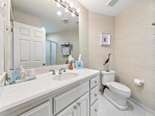 Ένα μπάνιο στο Beautifully Renovated Ocean Front Home In Harvey Cedars