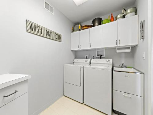 Η κουζίνα ή μικρή κουζίνα στο Beautifully Renovated Ocean Front Home In Harvey Cedars