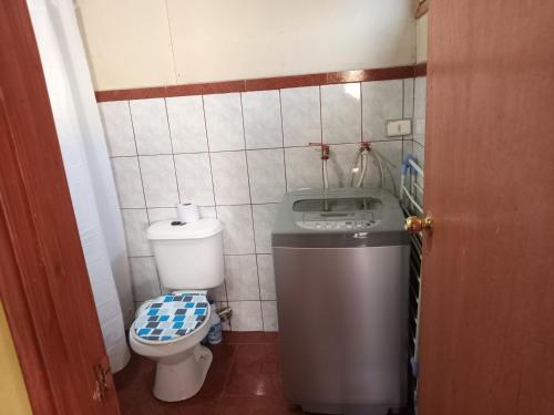 małą łazienkę z toaletą i umywalką w obiekcie HOSPEDAJE POR TEMPORADA VERANO COYHAIQUE w mieście Coihaique