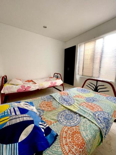 - une chambre avec 2 lits et une fenêtre dans l'établissement CASA EN FLANDES A 10 MIN DE GIRARDOT, à Flandes