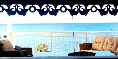a living room with a view of the ocean at Sublime appartement face à la mer, vue panoramique in Saint-François