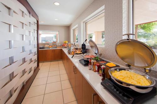una cocina con una barra con comida. en SpringHill Suites Phoenix Glendale/Peoria, en Peoria