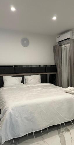 a bedroom with a large bed with white sheets at Residence Roume Abidjan Plateau in Abidjan