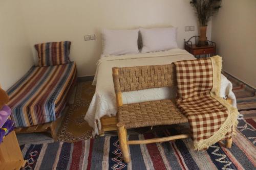 1 dormitorio con 1 cama, 1 silla y 1 cama en La belle vue Elmazini, en Demnate