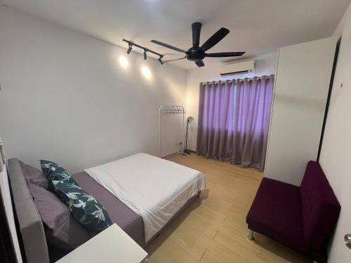 una camera con letto e ventilatore a soffitto di 3BR House near Toll Yong peng a Yong Peng