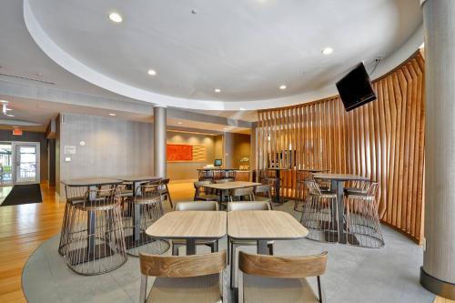 Un restaurante u otro lugar para comer en SpringHill Suites Tallahassee Central