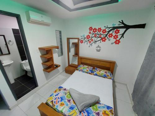 a bedroom with a bed and a bathroom at Villa Kerly Hotel en La Unión Valle in Lemos