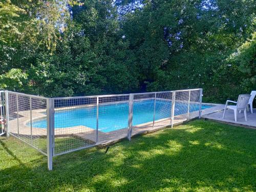 einen Zaun um einen Pool im Hof in der Unterkunft Don Vicente in Villa Leloir