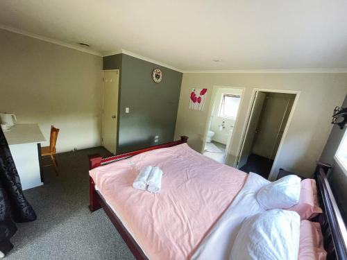 Een bed of bedden in een kamer bij Self checkin master room with private bathroom