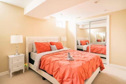 1 dormitorio con 2 camas y un espejo grande en Charming 2-BDR Apt, Private Entrance, Self Check-in, en Toronto