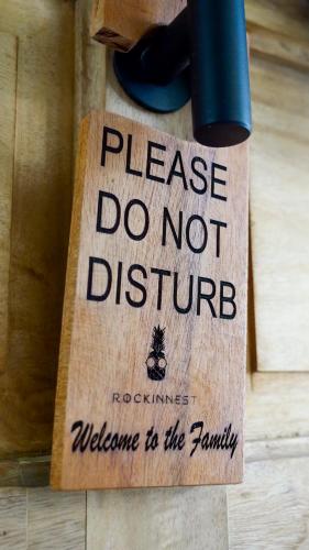 Rockinnest Hotel El Nidoに飾ってある許可証、賞状、看板またはその他の書類
