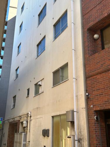 a brick building with windows on the side of it at 平和岛民宿 in Tokyo