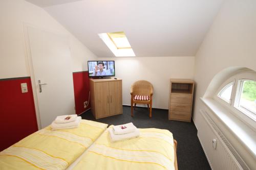 a room with two beds and a tv in it at Mollibahnhof - Heiligendamm Mollibahnhof Ferienwohnung 05 in Heiligendamm