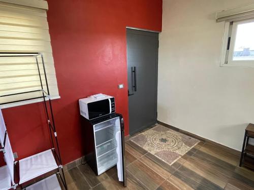Zimmer mit einer Mikrowelle auf dem Kühlschrank in der Unterkunft Casa Tequila Club Jacuzzi/tarazza 4 in Arandas
