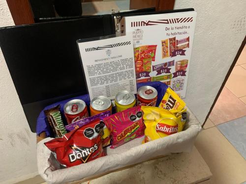 una cesta de comida y bebida en una caja en HOTEL PUERTO MEXICO 2, en Ciudad de México