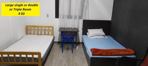 Postel nebo postele na pokoji v ubytování Rooms, shared apartment with a separate private entrance in Nasr City,Cairo,Egypt near the new Malaysian students building, the Abana, Al-Fajr Institute for teaching languages 15 min from Cairo International Airport, 25 min downtown and 40 min to pyramids