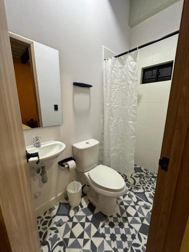 een badkamer met een toilet en een wastafel bij Awa House Hotel in Aguachica