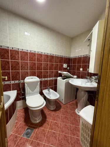 uma casa de banho com 2 lavatórios e um WC e 2 lavatórios em Vila Forino em Vogošća