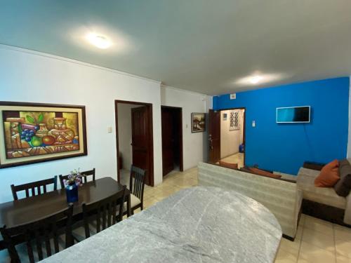 Playa Suites, cerca del Malecon في مانتا: غرفة معيشة مع أريكة وطاولة