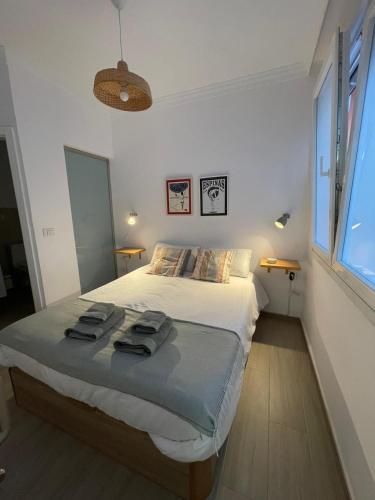 ein Schlafzimmer mit einem Bett mit zwei Handtüchern darauf in der Unterkunft A Sunlit Haven, Home in Canarias in Las Palmas de Gran Canaria