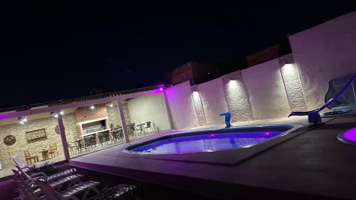 una gran bañera de hidromasaje en un edificio por la noche en Casa con piscina y barbacoa, en Rivera