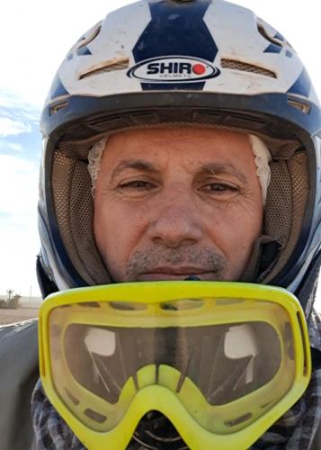 un hombre con un casco de motocicleta y gafas en Gondotour Quad tour en São Pedro da Cova