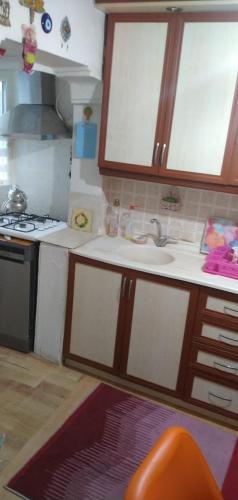 eine Küche mit einer Spüle und einem Herd in der Unterkunft Huzurlu özel oda in Karataş