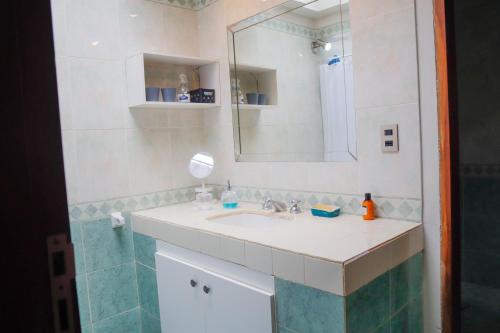 ein Bad mit einem Waschbecken und einem Spiegel in der Unterkunft Villa Adela in Luque