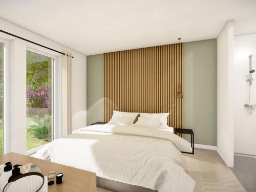 um quarto com uma cama grande e uma janela em Beautiful holiday home in Voorthuizen em Voorthuizen