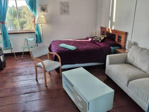 - un salon avec un lit et un canapé dans l'établissement República Hostel, à Valparaíso