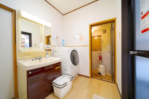 een badkamer met een wastafel en een douche bij YUFUIN KYOAN - Vacation STAY 87589 in Yufu