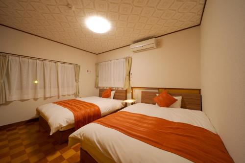 een kamer met 2 bedden en een raam bij YUFUIN KYOAN - Vacation STAY 87589 in Yufu