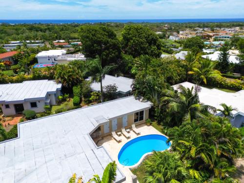 - une vue aérienne sur une maison avec une piscine et des palmiers dans l'établissement Chic Villa with King Room BBQ Pool Restaurant Shuttle, 