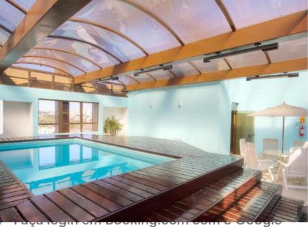 een groot zwembad in een gebouw met een plafond bij 01 Upper 109 in Curitiba