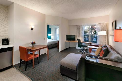 um quarto de hotel com um sofá e uma mesa em Residence Inn Anaheim Hills Yorba Linda em Anaheim