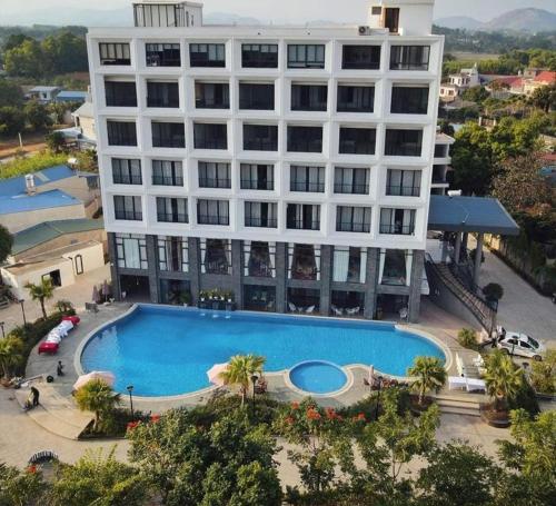 un gran edificio con una piscina frente a él en Thái Nguyên Legend Hill, 