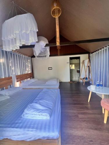 - une chambre avec un lit et une table dans l'établissement Komleo Farm, à Buôn Kô M'lêo