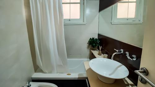 baño con lavabo y aseo y ventana en Amplio y Hermoso con Hidromasaje en Buenos Aires