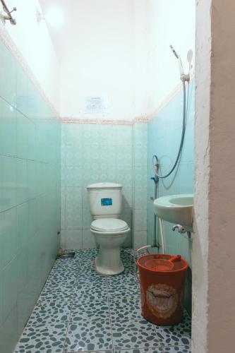 La salle de bains est pourvue de toilettes et d'un lavabo. dans l'établissement Nhà nghỉ Bình Yên - Miễn phí khăn lạnh, nước suối. Giá chỉ 40k/1h đầu (giờ sau +10k), à Quảng Ngãi