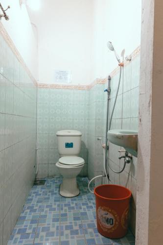 y baño con aseo y lavamanos. en Nhà nghỉ Bình Yên - Miễn phí khăn lạnh, nước suối. Giá chỉ 40k/1h đầu (giờ sau +10k) en Quang Ngai
