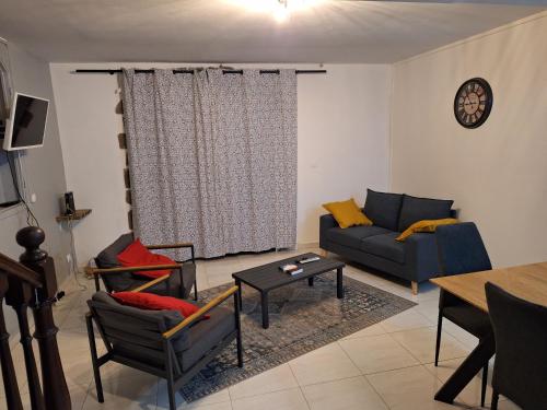 salon z kanapą i stołem w obiekcie SCI AZUR w mieście Basse-Terre