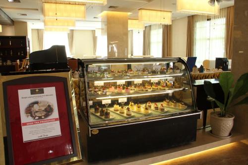 eine Vitrine voller Lebensmittel in einem Raum in der Unterkunft Don Chan Palace Hotel & Convention in Vientiane