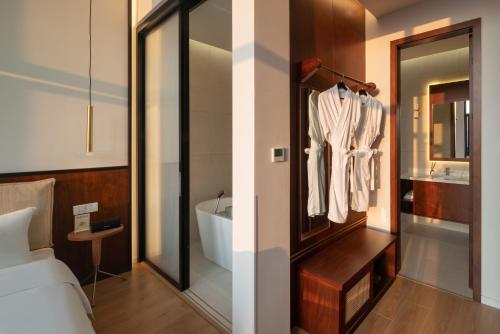 Bilik mandi di Wuyu Hotel, Smart Park & Happy Valley Jinshansi Metro