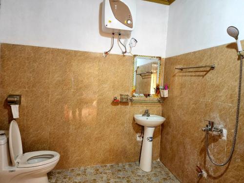 La salle de bains est pourvue de toilettes, d'un lavabo et d'une douche. dans l'établissement Vạn Duy Homestay, à Quản Bạ