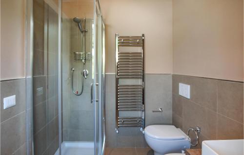een badkamer met een douche, een toilet en een wastafel bij Stunning Home In Montebuono With Outdoor Swimming Pool in San Savino