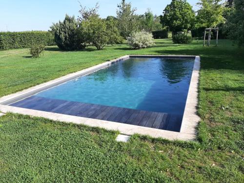 Photo de la galerie de l'établissement Gîte rénové avec piscine chauffée, jardin, parking et proche des châteaux de la Loire - FR-1-590-421, à Darvoy