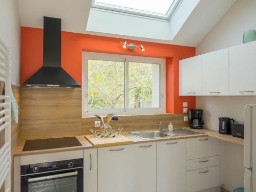 Photo de la galerie de l'établissement Gîte rénové avec piscine chauffée, jardin, parking et proche des châteaux de la Loire - FR-1-590-421, à Darvoy