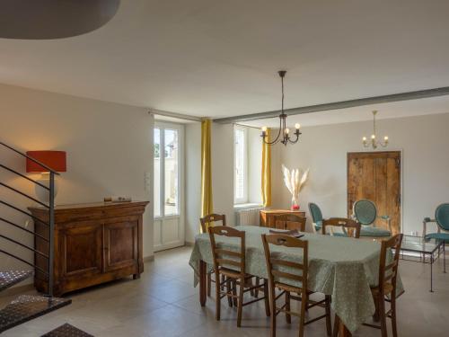 Photo de la galerie de l'établissement Gîte rénové avec piscine chauffée, jardin, parking et proche des châteaux de la Loire - FR-1-590-421, à Darvoy