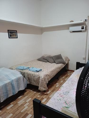 1 dormitorio con 2 camas en una habitación en Quarto Suite na Gavea, en Río de Janeiro